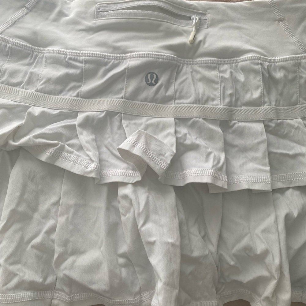 Lululemon white Tennis skirt size 6 preowned w/ ruffle skirt.